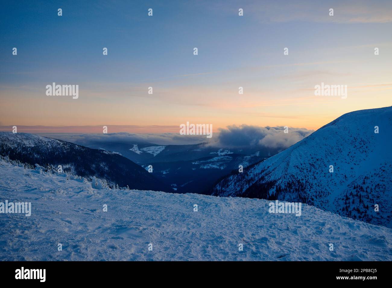 Sonnenuntergang, polnisch-tschechische Grenze, Berg Śnieżka, Karpacz, Karkonosze (Riesengebirge), Sudeten, Niederschlesien, Polen, Februar 2023 Stockfoto