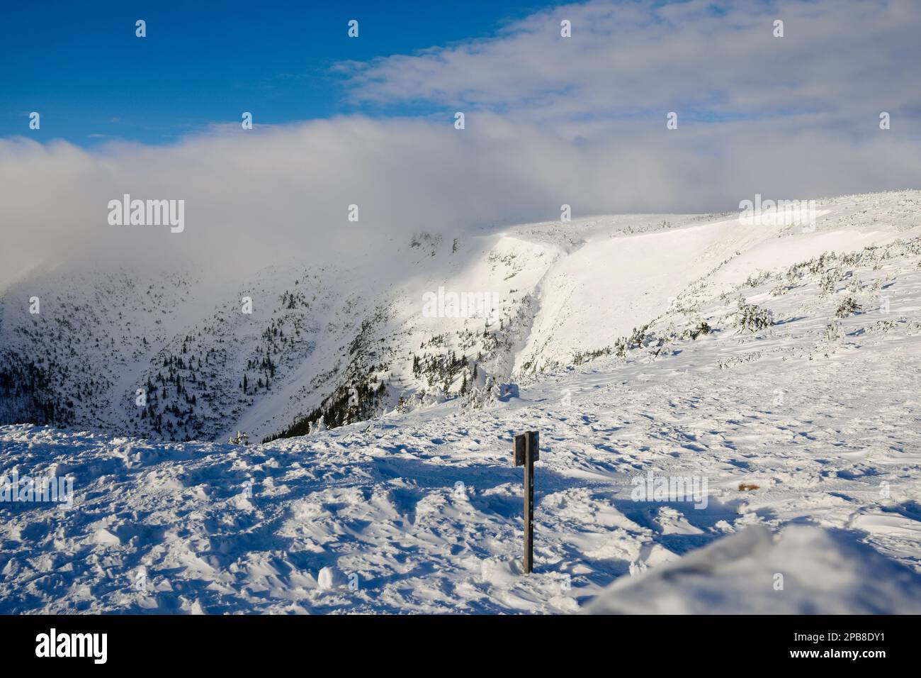 Polnisch-tschechische Grenze, Berg Śnieżka, Karpacz, Karkonosze (Riesengebirge), Sudetengebirge, Niederschlesien, Polen, Februar 2023 Stockfoto