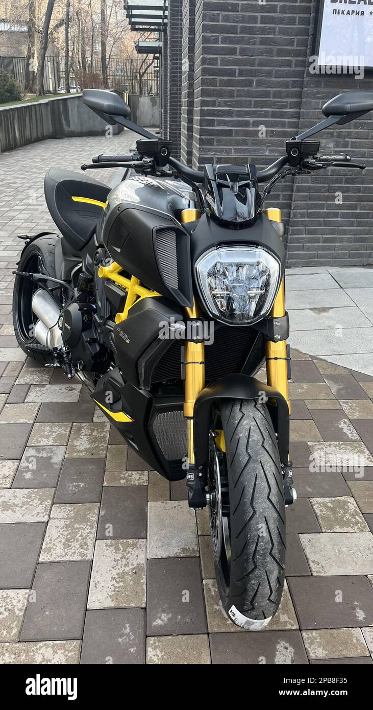 Elegantes Sportmotorrad in Schwarz und Gelb auf der Straße der Stadt. Stockfoto