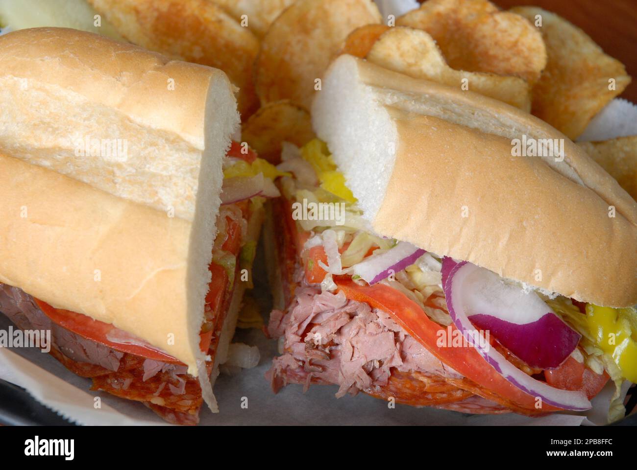 Sub-Sandwich mit Kartoffelchips Stockfoto
