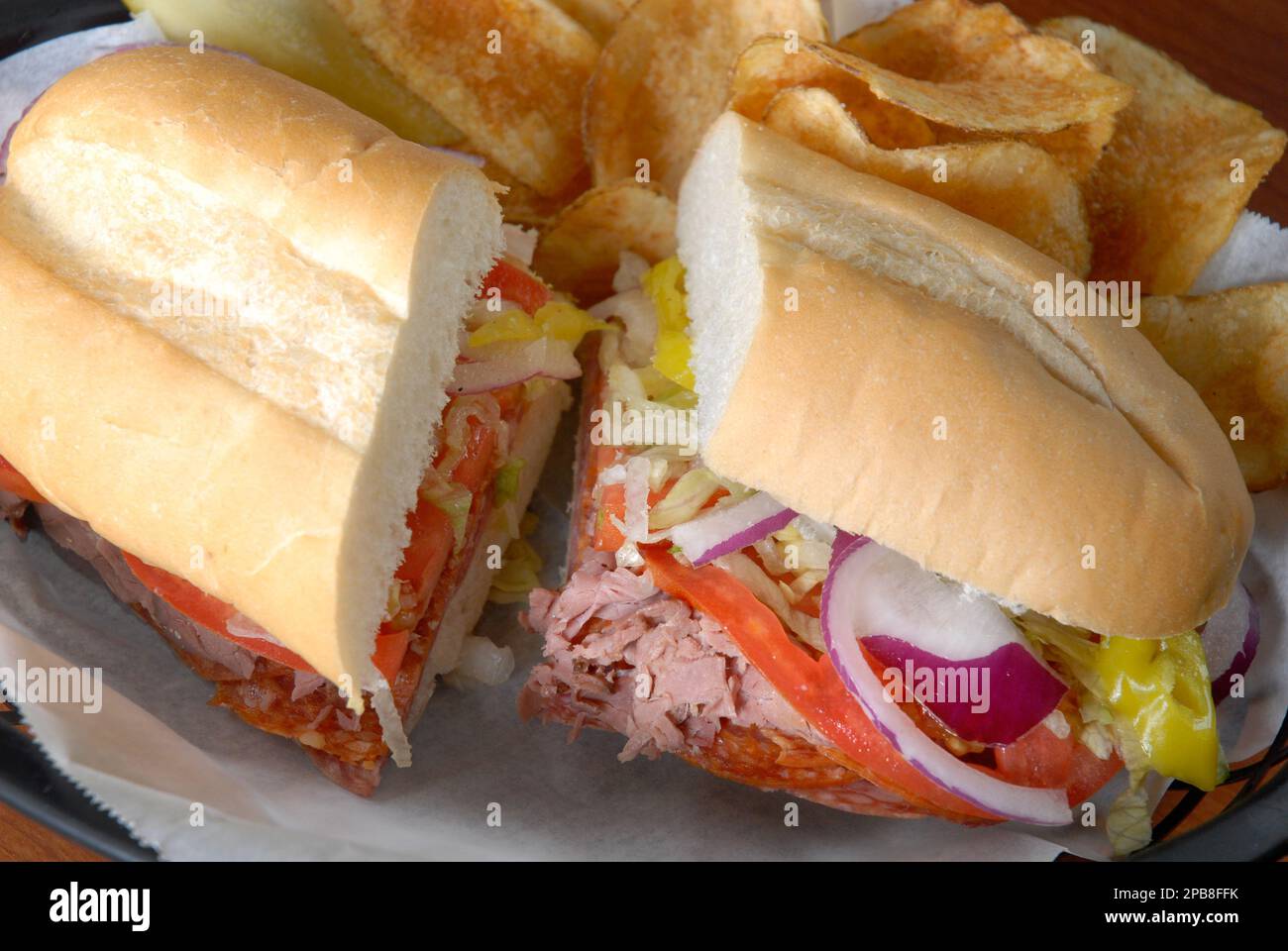 Sub-Sandwich mit Kartoffelchips Stockfoto