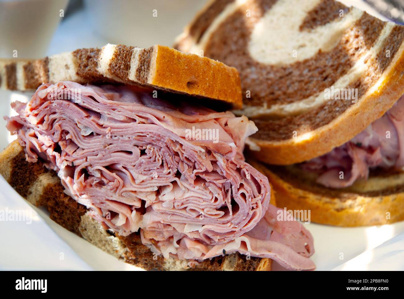 Pastrami, Fleischsandwich, auf Marmorrohbrot Stockfoto