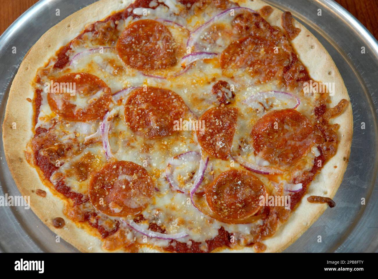 Pizza mit Belag, Peperoni und Zwiebeln Stockfoto