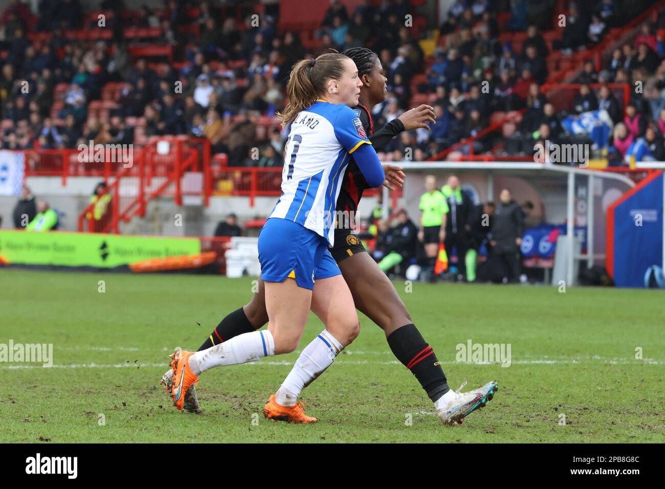 Crawley, Großbritannien. 12. März 2023. Crawley, England, März 12. 2023: Elisabeth Treland (BNRI, 11) verhindert, dass Khadija Shaw (MANNSTADT, 21) beim Barclays FA Women's Super League-Fußballspiel zwischen Brighton und Manchester City im Broadfield Stadium in Crawley, England, ein weiteres Tor schießt. (Bettina Weissensteiner/SPP) Kredit: SPP Sport Press Photo. Alamy Live News Stockfoto