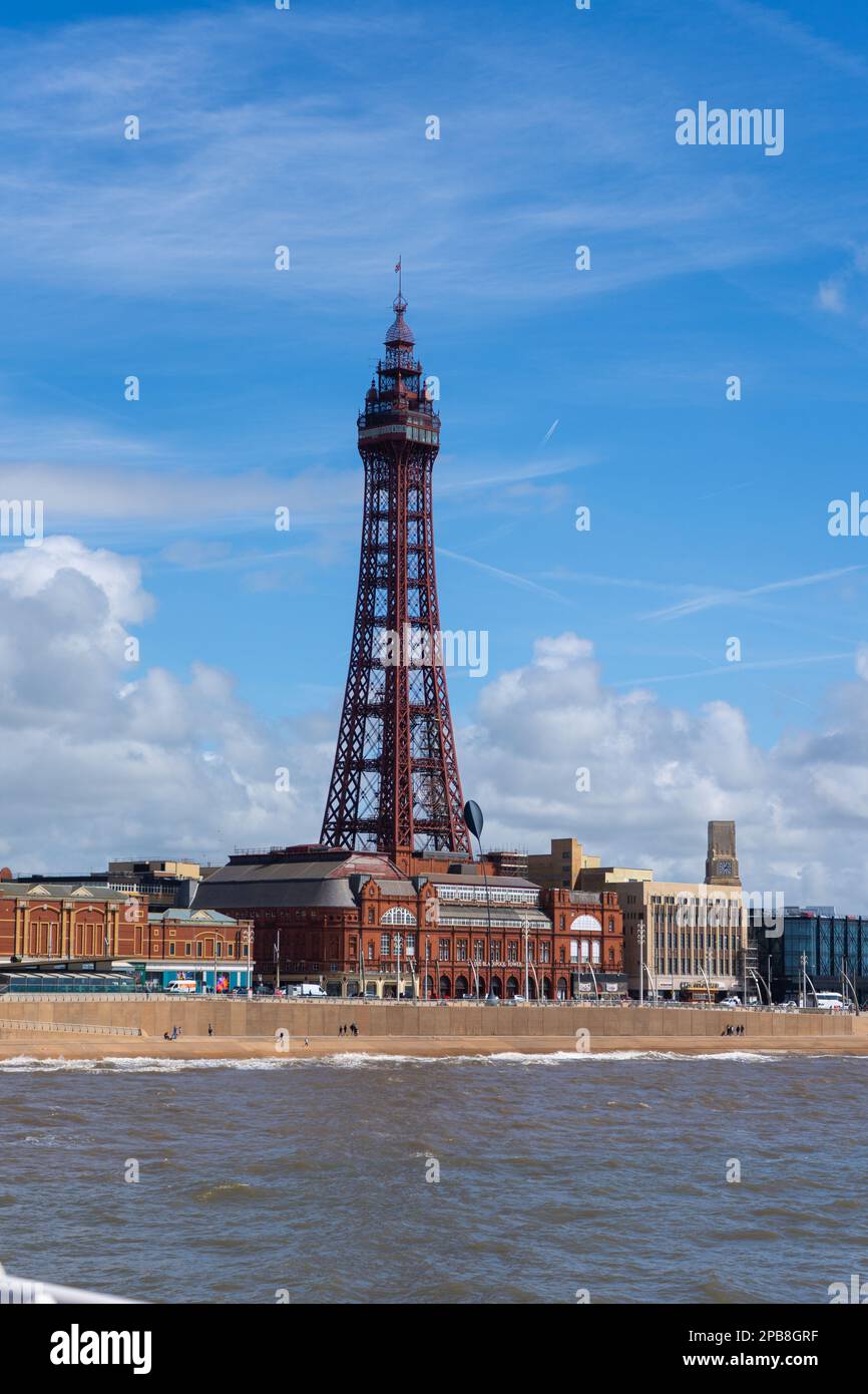 blick auf pier und Stadt. Eisenturm in blackpool Stockfoto