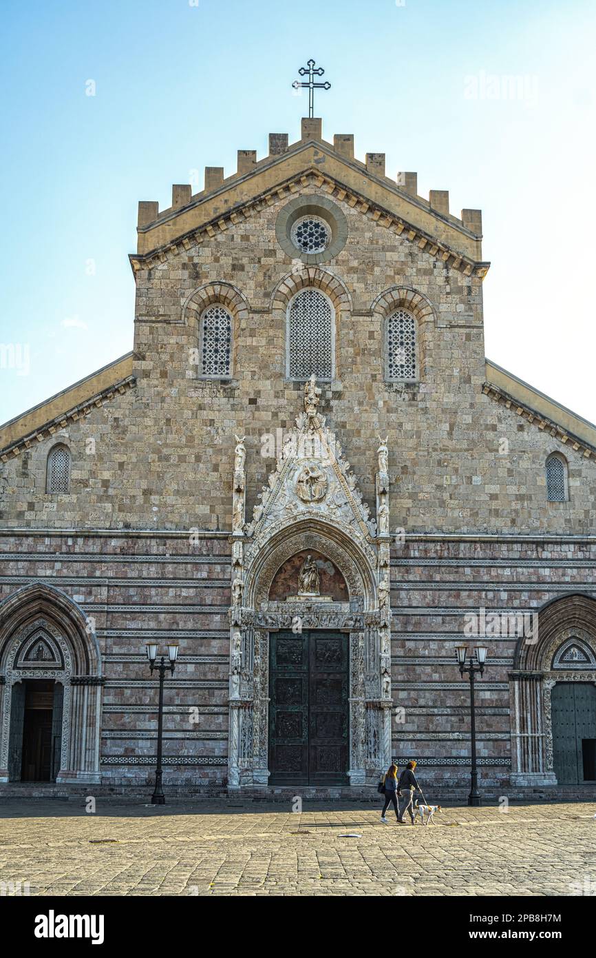 Die Fassade der Kathedrale Santa Maria Assunta im historischen Zentrum von Messina. Messina, Sizilien, Italien, Europa Stockfoto