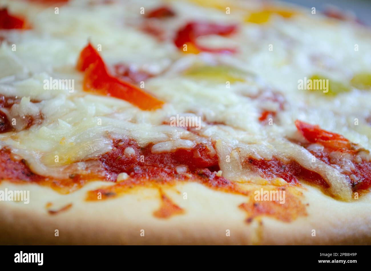Nahaufnahme von Pizza, Nahaufnahme mit Schwerpunkt auf Marinara oder Tomatensoße Stockfoto