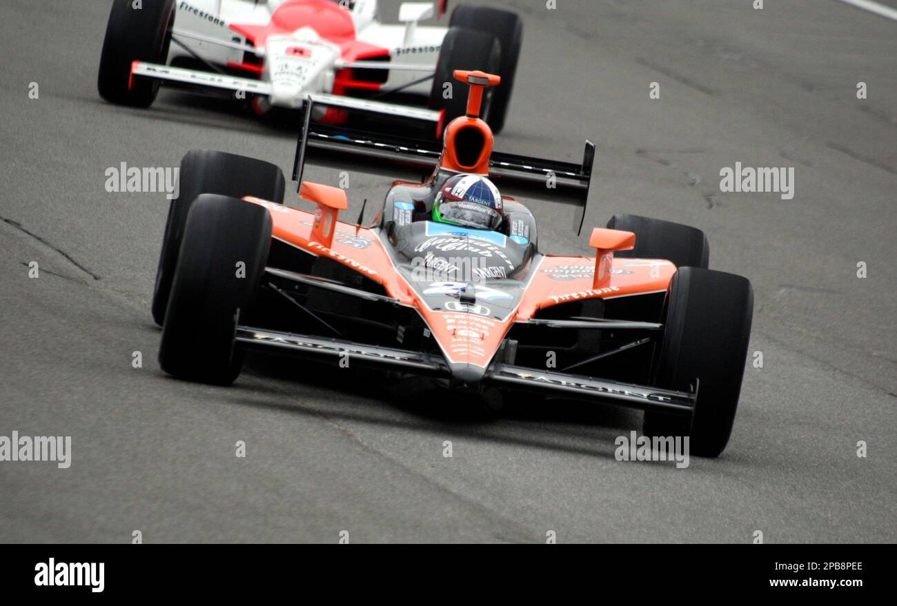 Dario Franchitti, of Scotland, leads Sam Hornish Jr., through turn one during the Firestone Indy 400 auto race at Michigan International Speedway in Brooklyn, Mich., Sunday, Aug. 5, 2007. (AP Photo/Bob Brodbeck) Stockfoto