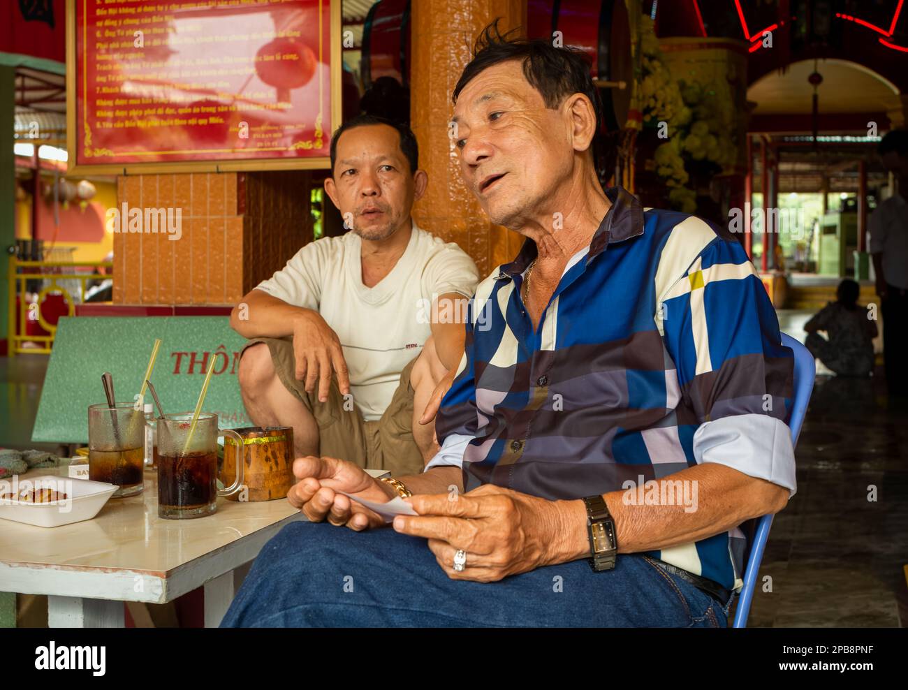 Ein Wahrsager in einem taoistischen Tempel in Tan Chau im vietnamesischen Mekong-Delta Stockfoto