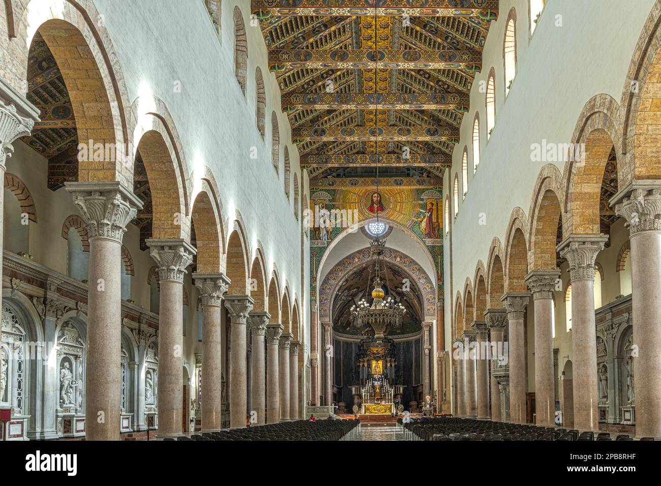 Zentrales Schiff der Basilika Santa Maria Assunta mit der Decke mit dekorierten Stäbchen und dem Hauptaltar mit byzantinischen Mosaiken. Messina, Sizilien Stockfoto