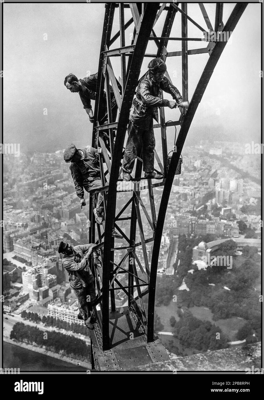 1920er Jahre Eiffelturm Wartung 'Réfection de la peinture de la Tour Eiffel. Ummalung des Eiffelturms 1924. Der Eiffelturm Paris Frankreich Datum 27. August 1924 Aufnahme auf fotografischer Glasplatte Paris Frankreich Stockfoto