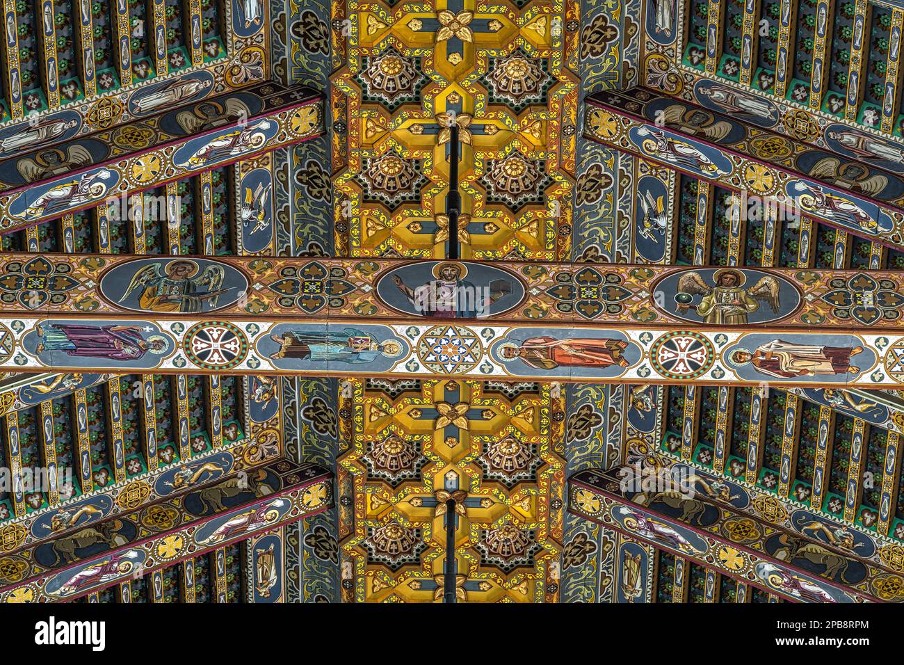 Details des Dachs mit Holzpfählen, die mit geometrischen Figuren und Heiligen in der Kathedrale Santa Maria Assunta bemalt und dekoriert sind. Stockfoto