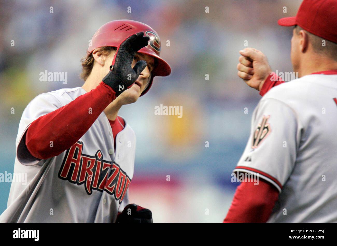 Arizona Diamondbacks' Eric Byrnes, left, is congratulated by third base coach Chip Hale after hitting a two-run home run during the first inning of their Major League Baseball game against the Los Angeles Dodgers, Saturday, Aug 4, 2007, in Los Angeles. (AP Photo/Mark J. Terrill) Stockfoto