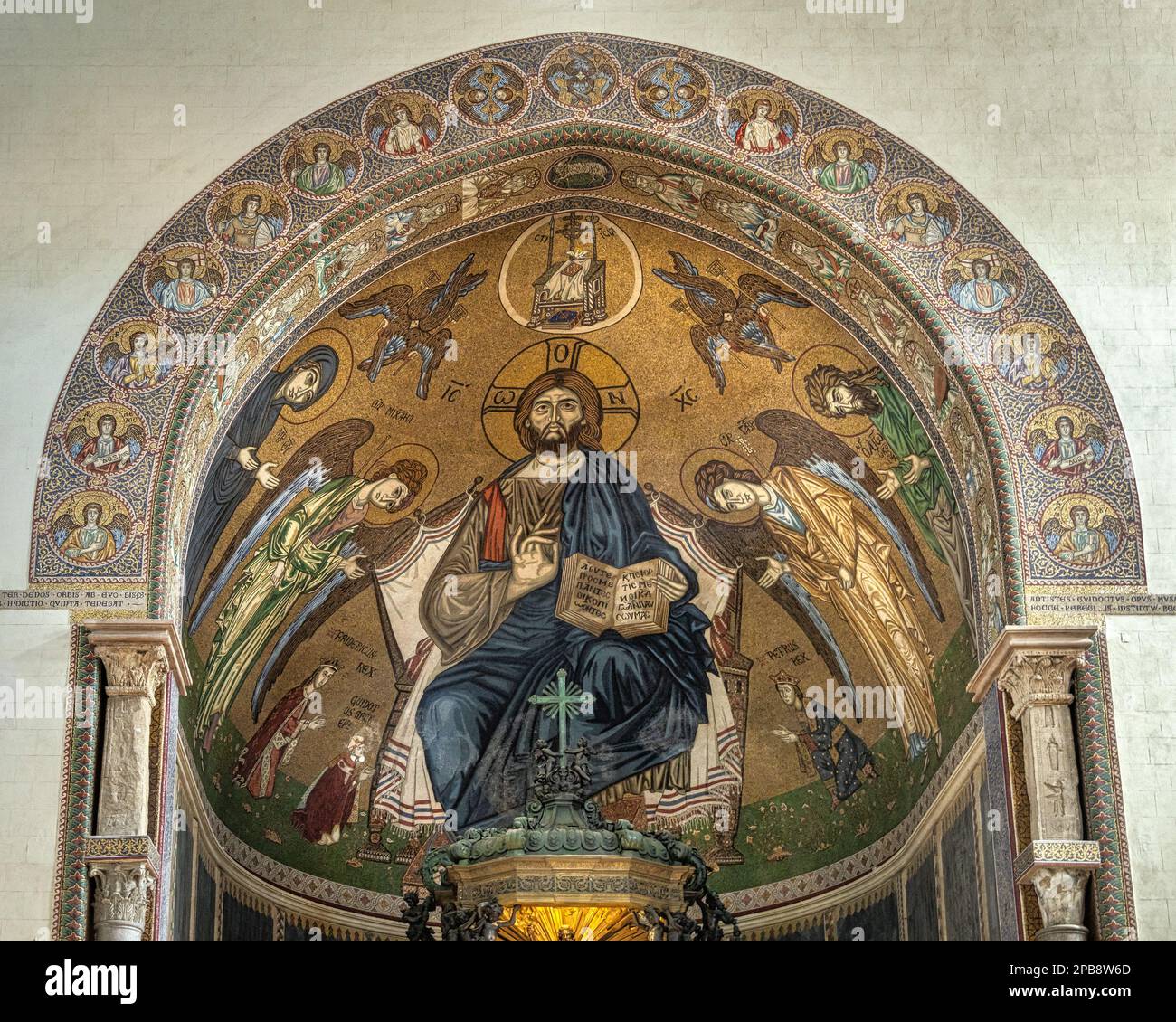 Byzantinische Kuppel der Apse hinter dem Hochaltar der Basilika Santa Maria Assunta in Messina. Messina, Sizilien, Italien, Europa Stockfoto
