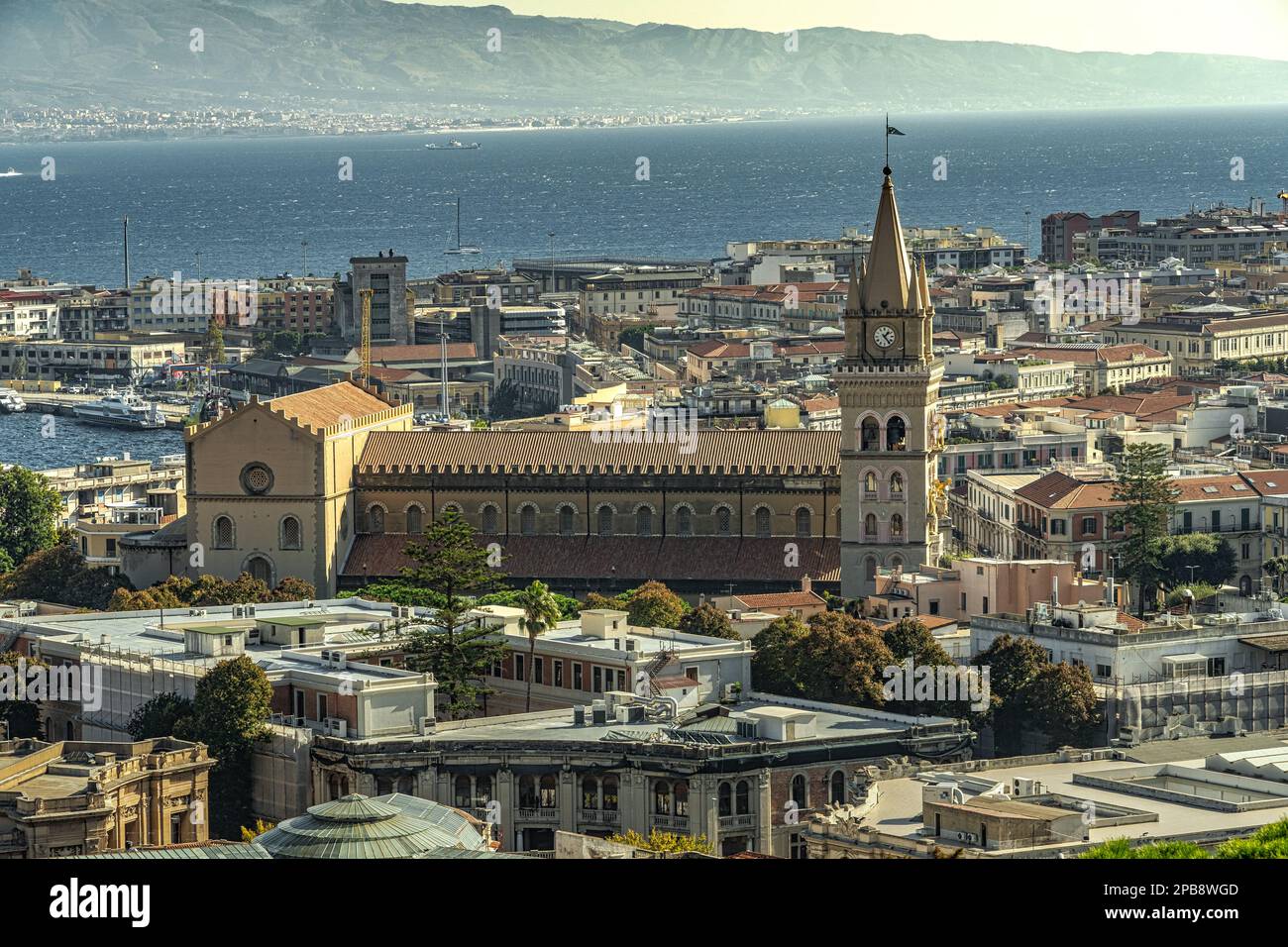Kathedrale Santa Maria Assunta in der Stadt Messina, im Hintergrund der Kanal von Sizilien und die Küste von Kalabrien. Messina, Sizilien, Stockfoto