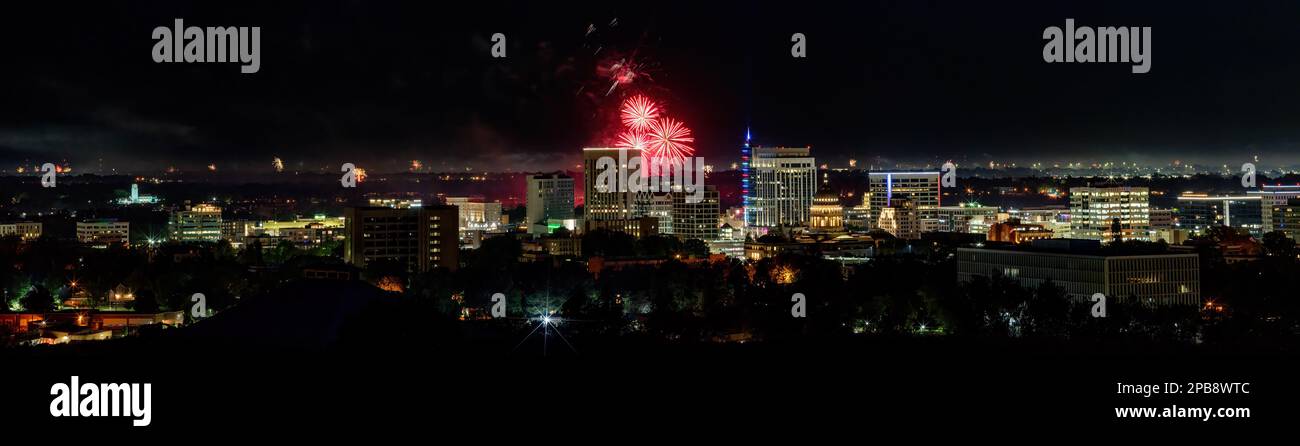 Die Skyline von Boise bei Nacht während des Feuerwerks am Unabhängigkeitstag Stockfoto
