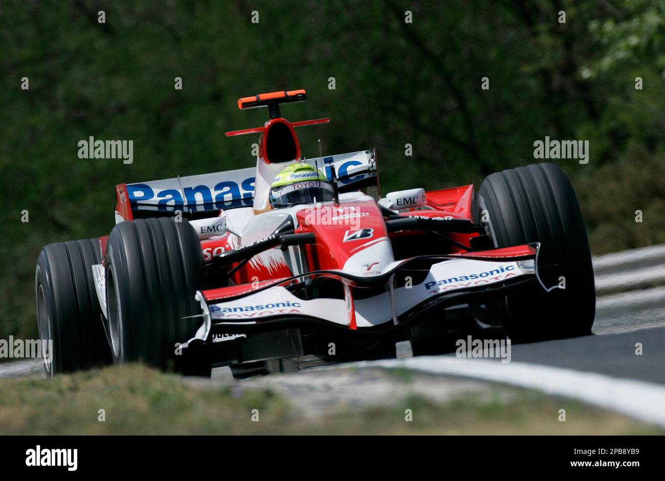 German Toyota Formula One driver Ralf Schumacher steers his car out of a turn to clock the eights best time during the third timed practice session at the Hungaroring racetrack near Budapest, Hungary, Saturday, Aug. 4, 2007. The Hungarian Grand Prix starts on Sunday, Aug. 5, 2007. (AP Photo/Oliver Multhaup) Stockfoto