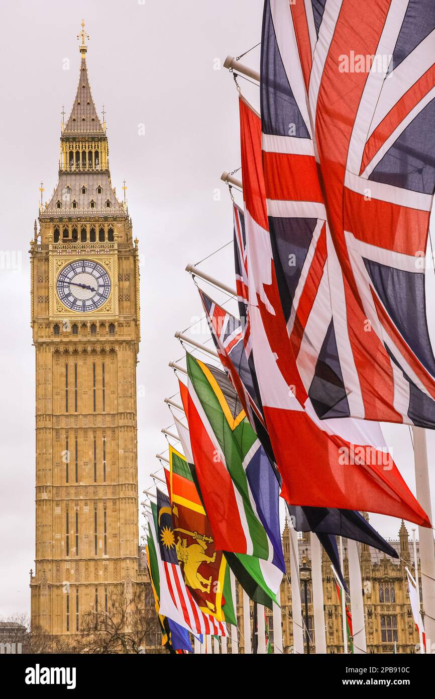 London, Großbritannien. 12. März 2023. Die Flaggen der Commonwealth-Nationen fliegen auf dem Parlamentsplatz zur Vorbereitung des Commonwealth Day morgen, dem 13. März, und dem Commonwealth Service in der nahen Westminster Abbey. Kredit: Imageplotter/Alamy Live News Stockfoto