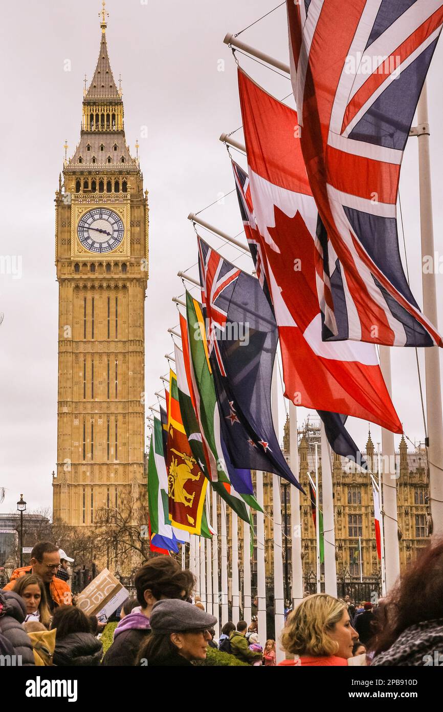 London, Großbritannien. 12. März 2023. Die Flaggen der Commonwealth-Nationen fliegen auf dem Parlamentsplatz zur Vorbereitung des Commonwealth Day morgen, dem 13. März, und dem Commonwealth Service in der nahen Westminster Abbey. Kredit: Imageplotter/Alamy Live News Stockfoto