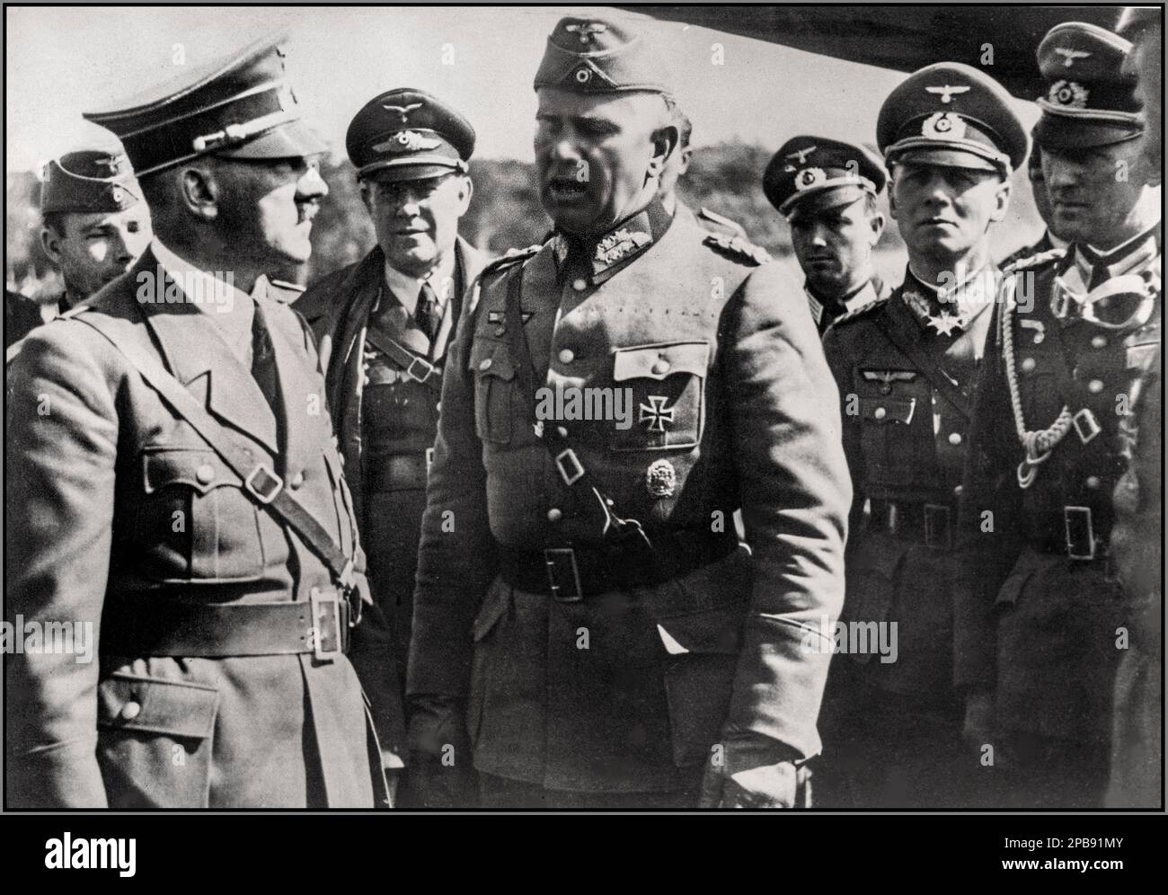 POLNISCHE NAZI-BESATZUNG Adolf Hitler im Gespräch mit Offizieren, einschließlich General Walter von Reichenau (Zentrum) und General Erwin Rommel (2. von rechts). Abbildungen von Erwin Rommel, Walter von Reichenau, Adolf Hitler Datum 13. September 1939 Stockfoto