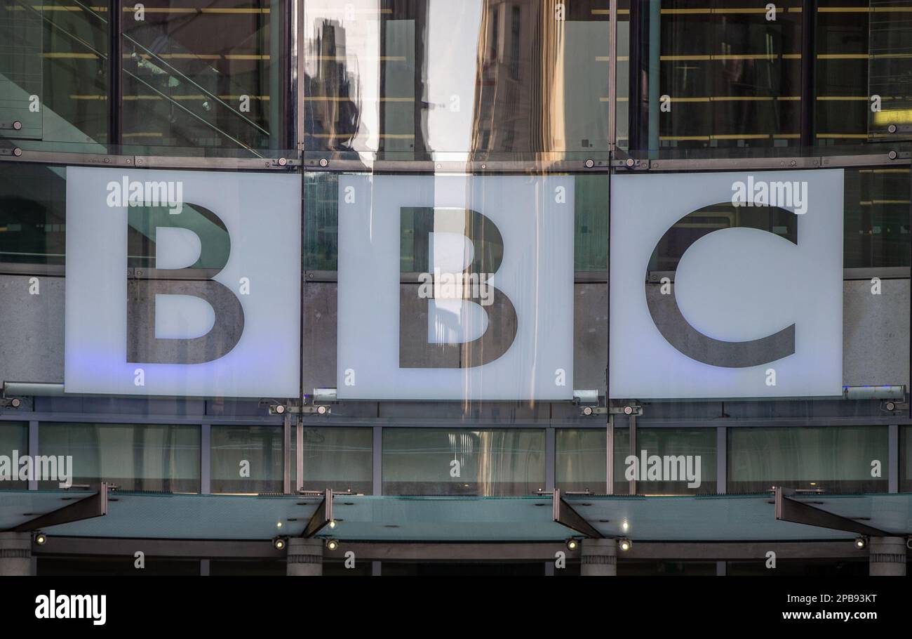 London, England, Großbritannien. 12. März 2023. Das BBC New Broadcasting House in London wird als die Unparteilichkeit des britischen Fernsehsenders in der Öffentlichkeit diskutiert, nachdem der Fußballkommentator wegen eines Tweets, in dem die Flüchtlingspolitik der Regierung kritisiert wird, suspendiert wurde. (Kreditbild: © Tayfun Salci/ZUMA Press Wire) NUR REDAKTIONELLE VERWENDUNG! Nicht für den kommerziellen GEBRAUCH! Stockfoto