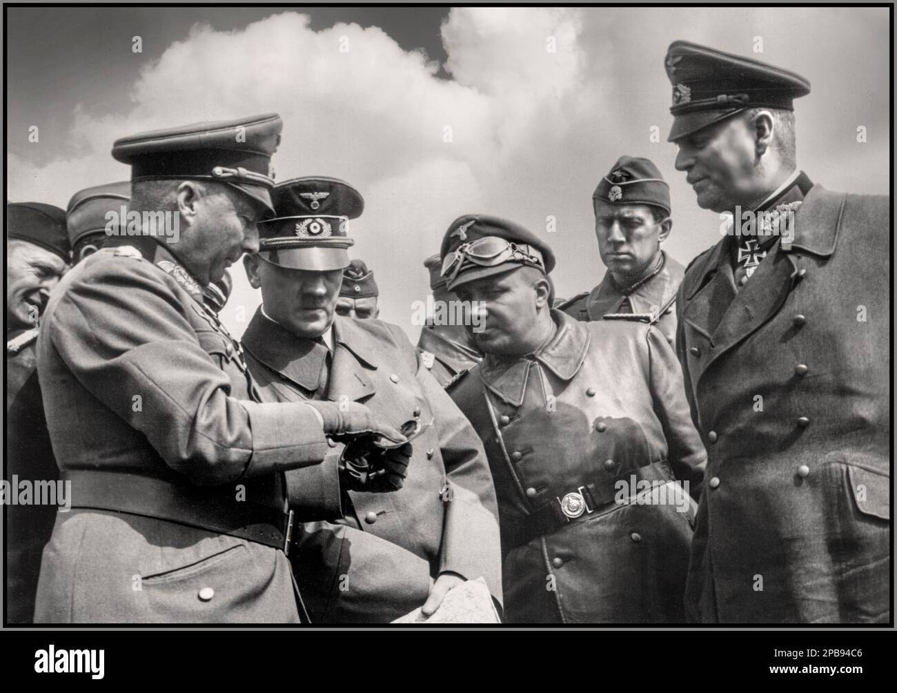WW2 WESTERN FRONT Adolf Hitler an der Westfront bespricht die Situation mit seinen Nazi-SS- und Wehrmachtbeamten. Zu sehen sind unter anderem: General Gunther von Kluge (Vordergrund 1. von links), Wilhelm Keitel (1. von rechts). Abbildungen von Wilhelm Keitel, Gunther von Kluge, Adolf Hitler Datum März 1940 Stockfoto