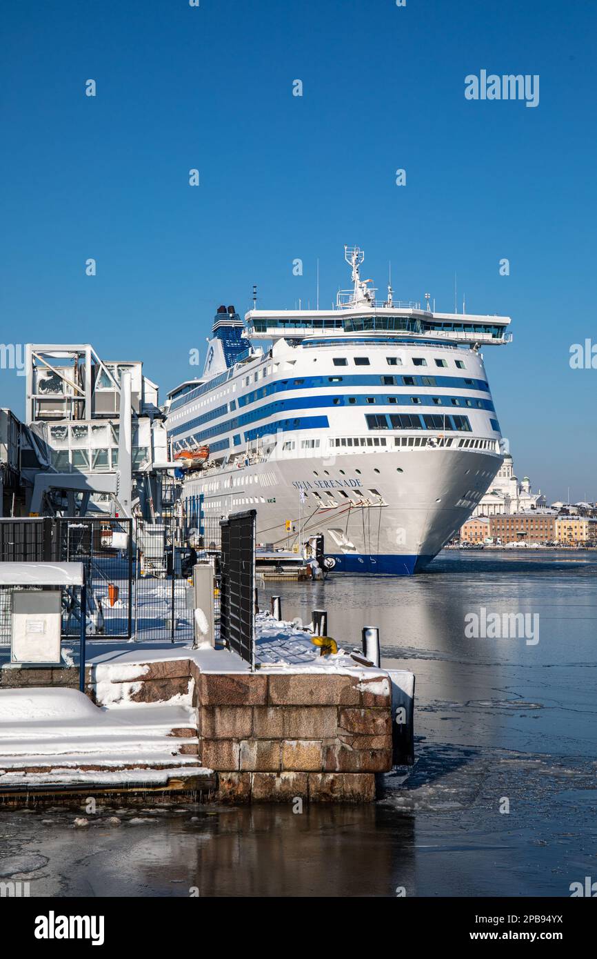 Kreuzfahrtschiff M/S Silja Serenade der Schifffahrtsgesellschaft Silja Line liegt an einem sonnigen Wintertag in Helsinki, Finnland, im Hafen von Helsinki vor Stockfoto