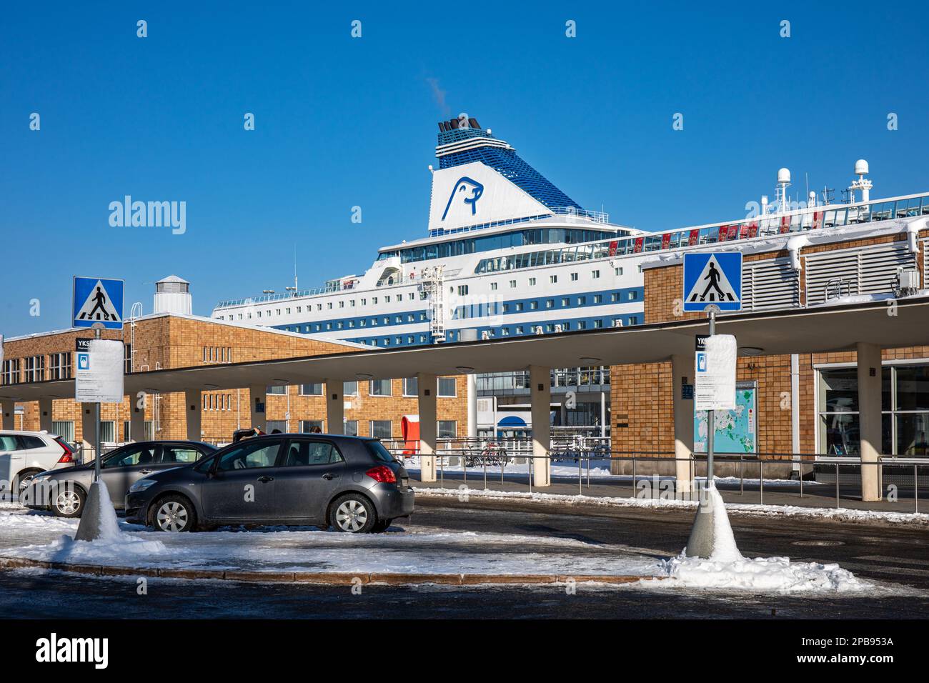 Trichter oder Schornstein der Kreuzfahrtfähre M/S Silja Serenade der Schifffahrtsgesellschaft Silja Line zwischen den Terminalgebäuden des südlichen Hafens in Helsinki, Finnland Stockfoto