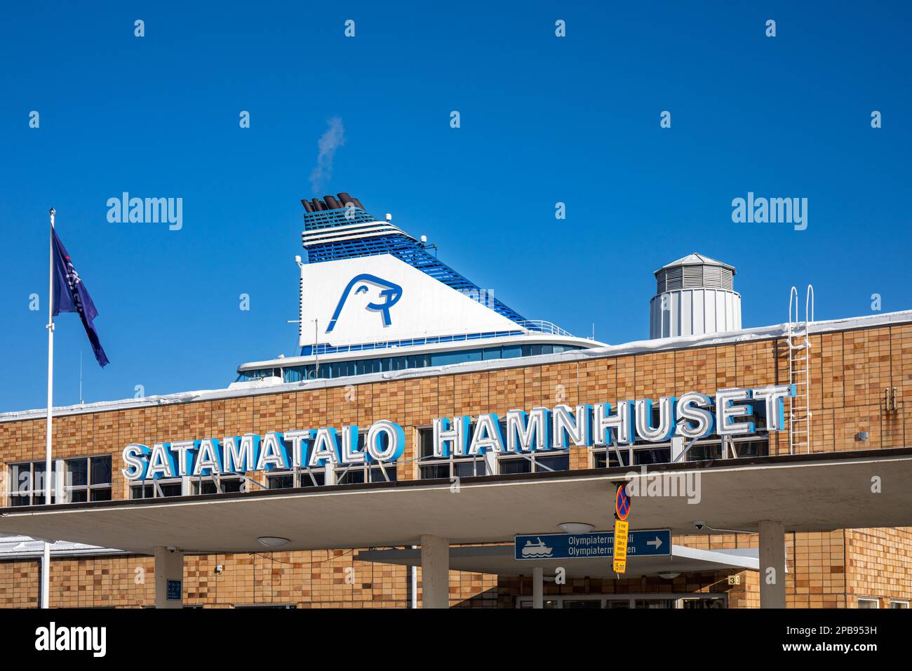 Trichter oder Schornstein des Kreuzfahrtschiffs M/S Silja Serenade hinter Satamatalo in Eteläsatama, Helsinki, Finnland Stockfoto