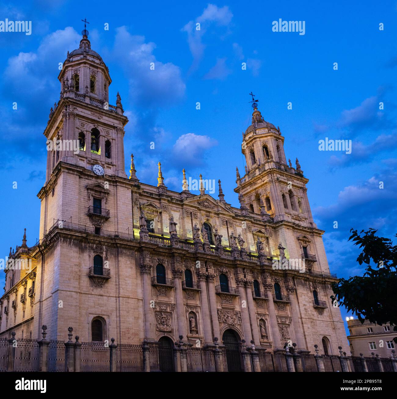 Hauptfassade der Kathedrale von Jaen bei Nacht, eines der Meisterwerke des spanischen Barocks. Stockfoto