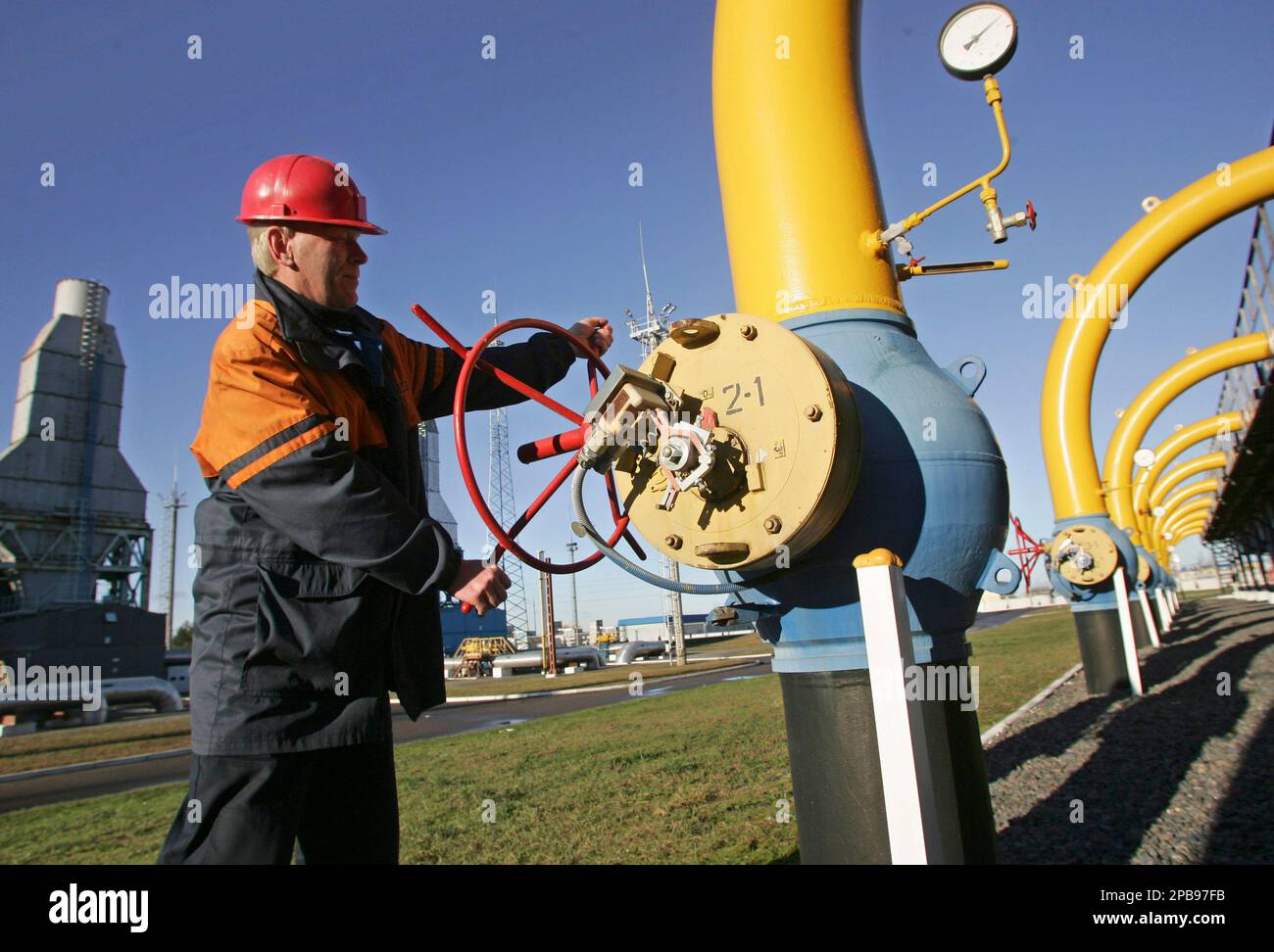 ** FILE ** A Belarusian worker on duty at a gas compressor station of the Yamal-Europe pipeline near Nesvizh, some 130 km (81 miles) southwest of the capital Minsk, Belarus, in this Friday, Dec. 29, 2006 file picture. Gazprom, Russia's state-controlled gas monopoly, said in a statement Wednesday that it will reduce natural gas supplies to Belarus by 45 percent as of Aug. 3, 2007, after Minsk failed to pay for previous gas shipments. (AP Photo/Sergei Grits, file) Stockfoto