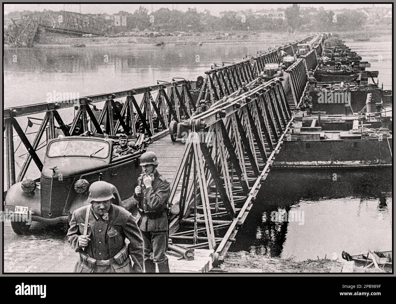 WW2 Besatzungsinvasion Polen durch Nazideutschland. Überquerung der Wehrmacht Nazi-deutschen Truppen über die polnische Weichsel bei Fordon Polen. Die neu gebaute Pontonbrücke und die Ruinen der alten Brücke sind sichtbar. 16. September 1939 Stockfoto