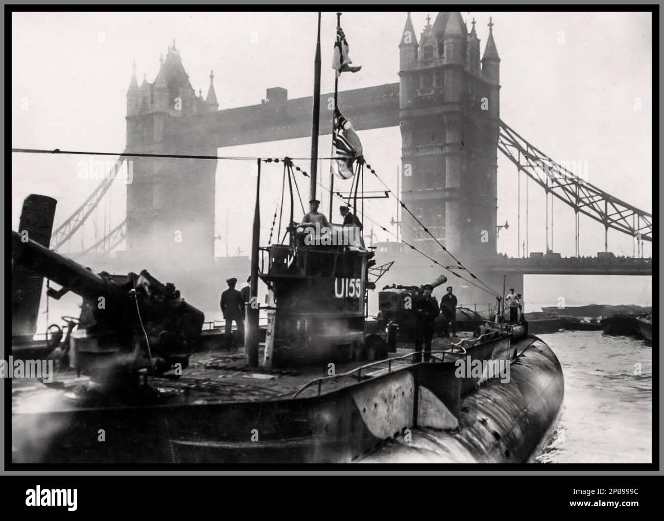 WW1 eingefangenes/übergebenes U-Boot U-Boot 155 German Imperial Navy in London ausgestellt auf der Tower Bridge World war I 1. Weltkrieg 1918. Erster Weltkrieg. Marinekrieg. 1918. Übergabe/Auslieferung der kaiserlichen Flotte an die Briten: Erstes deutsches U-Boot vor der London Tower Bridge. England, London, 1918. Stockfoto