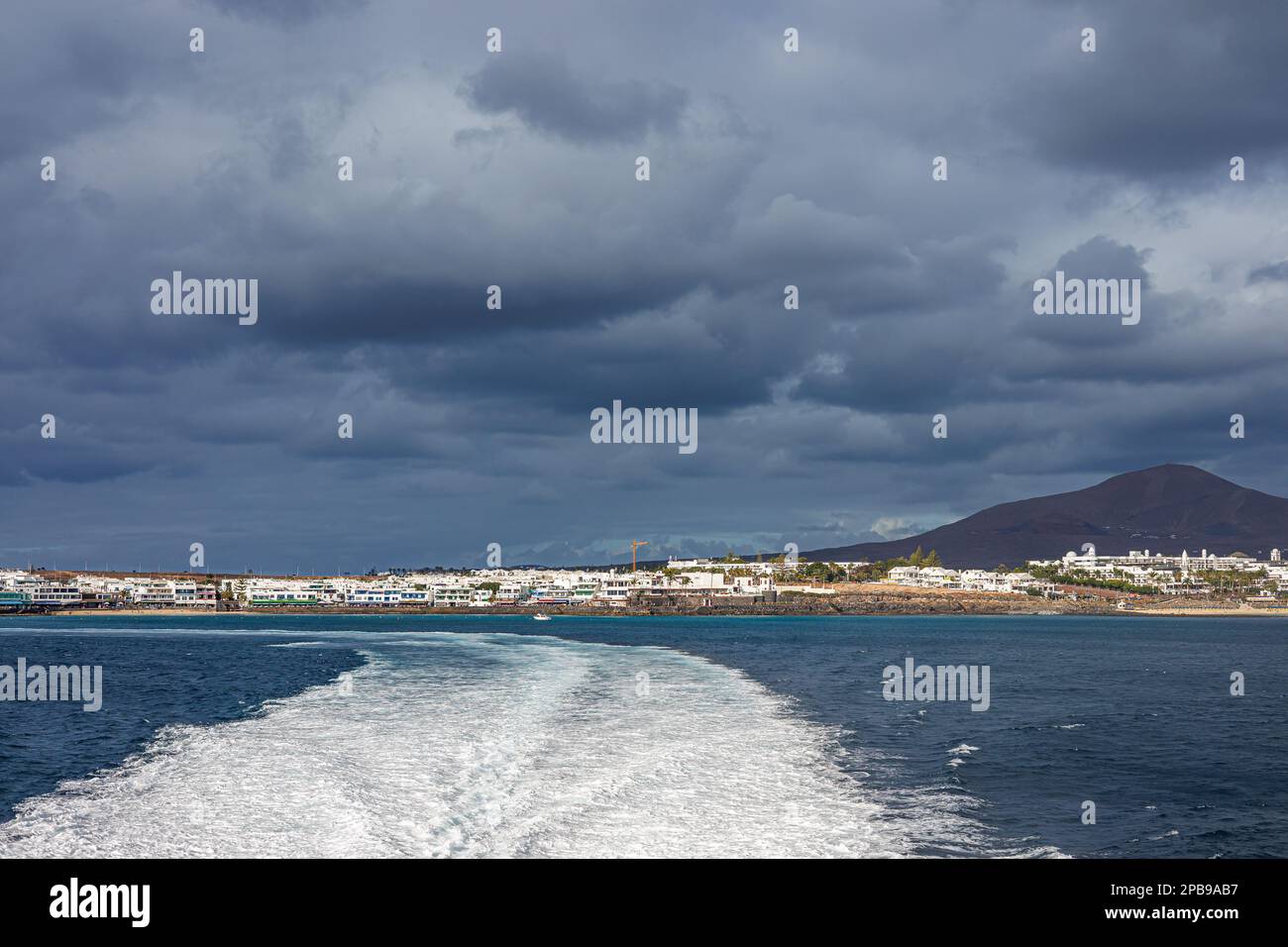 Fahrt mit der Fähre von Playa Blanca (Insel Lanzarote) nach Corralejo auf der Insel Fuerteventura, Kanarische Inseln Stockfoto