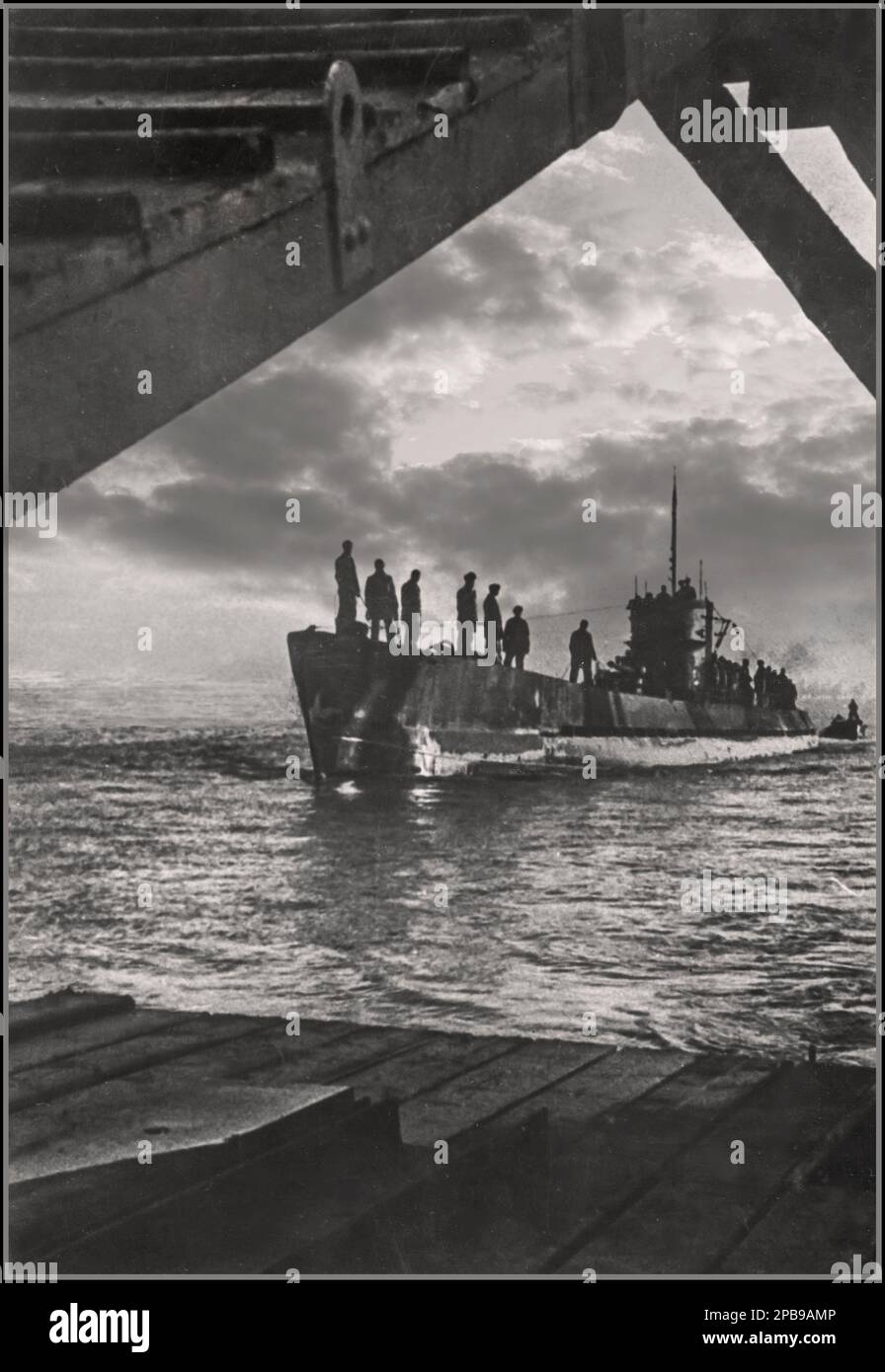 U-Boot Nazi Kriegsmarine WW2 deutsches U-Boot fährt in den Nazi-Deutschland U-Boot U-Boot Stützpunkt in Flensburg ein, eine Stadt an der Spitze des Flensburger Fjords in Norddeutschland. Auf dem oberen Deck des U-Boats können Seeleute stehen. Datum Februar 1943 WW2 Zweiter Weltkrieg Zweiter Weltkrieg Stockfoto