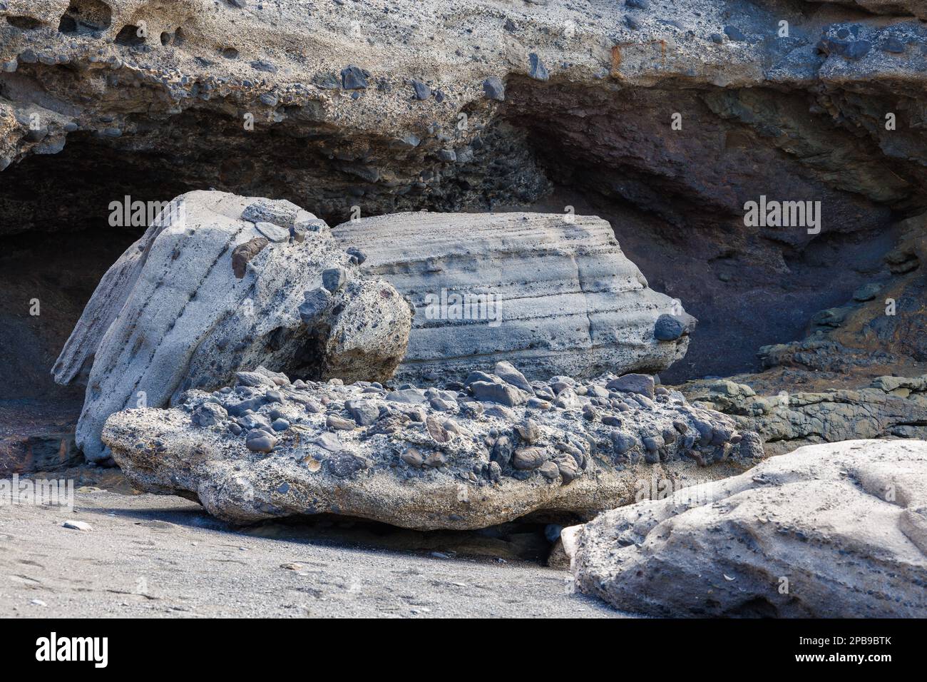 Geologische Strukturen an der Küste der Vulkaninsel Fuerteventura, Kanarische Insel Stockfoto