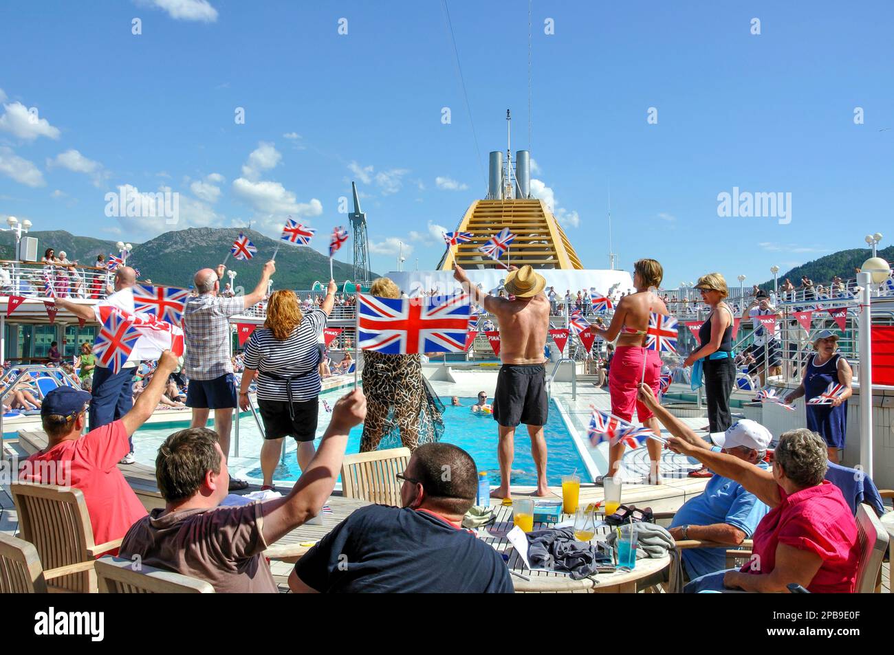 „Sail-A-Way“-Party an Bord des P&O Oceana Kreuzfahrtschiffs, das Bergen, Hordaland, Norwegen verlässt Stockfoto