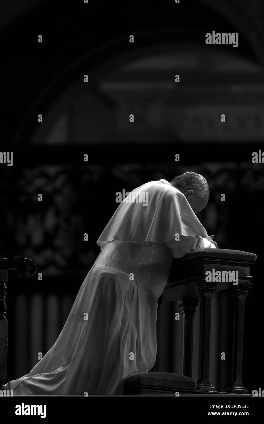 Vatikanstadt, Vatikan 7. September 2013. Papst Franziskus betet Nachtwache auf dem Petersplatz. Papst hat einen globalen Tag des Fastens und des Gebets für Peak gefordert Stockfoto