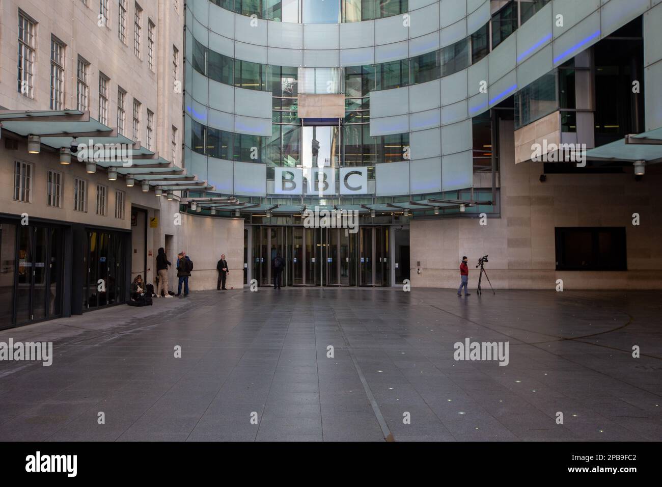 London, England, Großbritannien. 12. März 2023. Das BBC New Broadcasting House in London wird als die Unparteilichkeit des britischen Fernsehsenders in der Öffentlichkeit diskutiert, nachdem der Fußballkommentator wegen eines Tweets, in dem die Flüchtlingspolitik der Regierung kritisiert wird, suspendiert wurde. (Kreditbild: © Tayfun Salci/ZUMA Press Wire) NUR REDAKTIONELLE VERWENDUNG! Nicht für den kommerziellen GEBRAUCH! Stockfoto