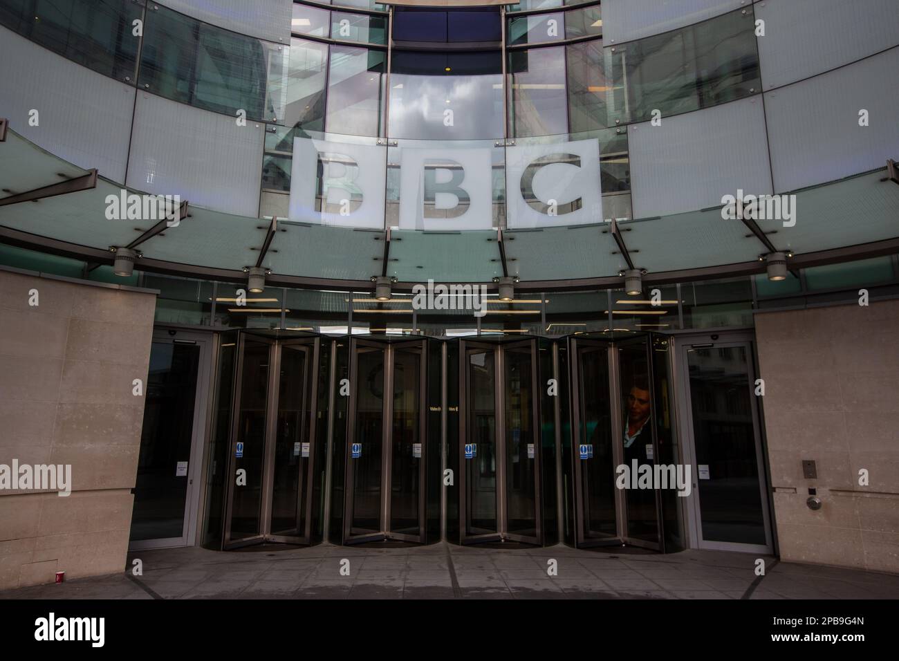 London, England, Großbritannien. 12. März 2023. Das BBC New Broadcasting House in London wird als die Unparteilichkeit des britischen Fernsehsenders in der Öffentlichkeit diskutiert, nachdem der Fußballkommentator wegen eines Tweets, in dem die Flüchtlingspolitik der Regierung kritisiert wird, suspendiert wurde. (Kreditbild: © Tayfun Salci/ZUMA Press Wire) NUR REDAKTIONELLE VERWENDUNG! Nicht für den kommerziellen GEBRAUCH! Stockfoto