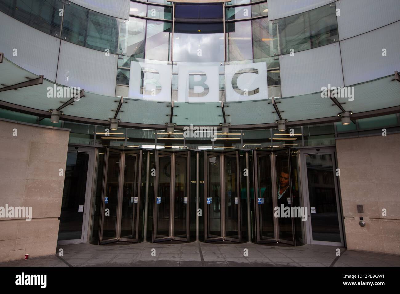 London, England, Großbritannien. 12. März 2023. Das BBC New Broadcasting House in London wird als die Unparteilichkeit des britischen Fernsehsenders in der Öffentlichkeit diskutiert, nachdem der Fußballkommentator wegen eines Tweets, in dem die Flüchtlingspolitik der Regierung kritisiert wird, suspendiert wurde. (Kreditbild: © Tayfun Salci/ZUMA Press Wire) NUR REDAKTIONELLE VERWENDUNG! Nicht für den kommerziellen GEBRAUCH! Stockfoto