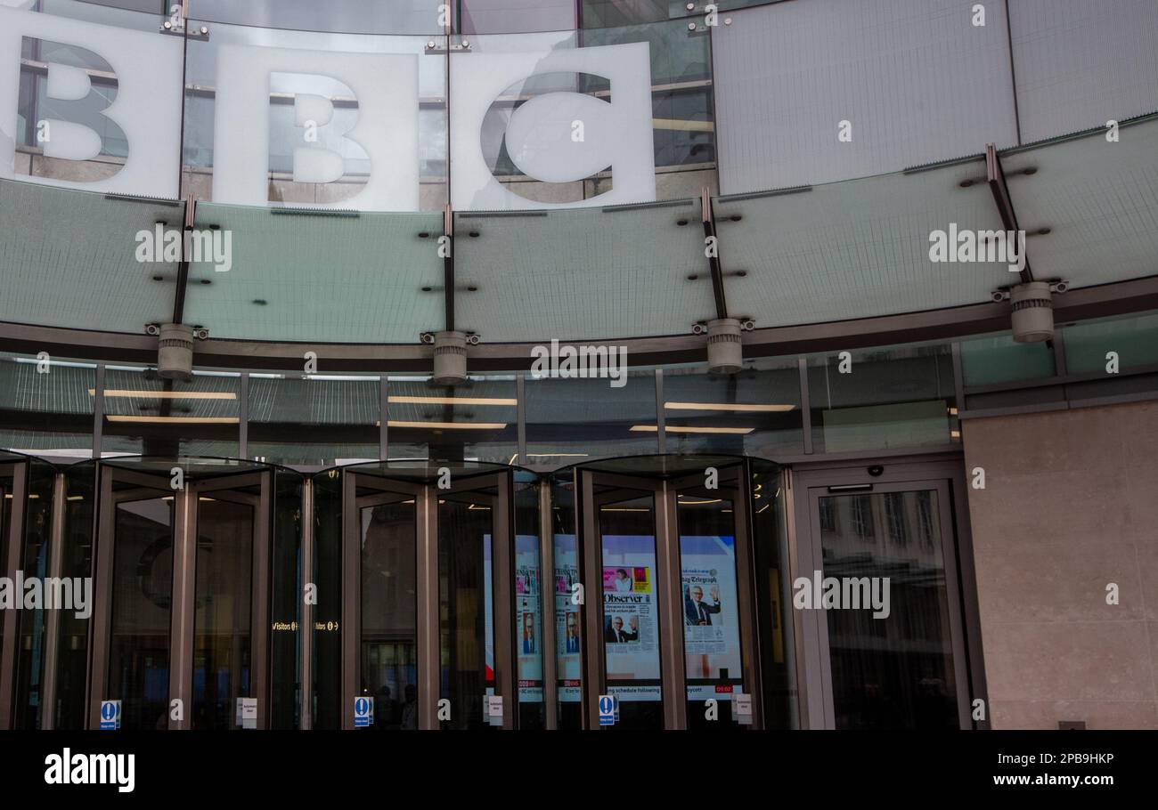 London, England, Großbritannien. 12. März 2023. Das BBC New Broadcasting House in London wird als die Unparteilichkeit des britischen Fernsehsenders in der Öffentlichkeit diskutiert, nachdem der Fußballkommentator wegen eines Tweets, in dem die Flüchtlingspolitik der Regierung kritisiert wird, suspendiert wurde. (Kreditbild: © Tayfun Salci/ZUMA Press Wire) NUR REDAKTIONELLE VERWENDUNG! Nicht für den kommerziellen GEBRAUCH! Stockfoto
