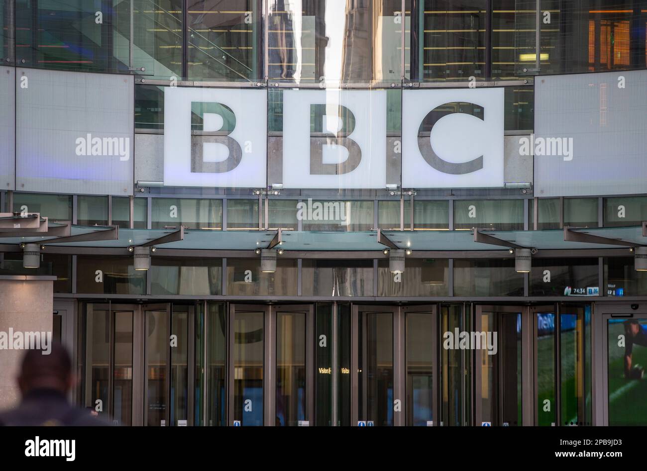 London, England, Großbritannien. 12. März 2023. Das BBC New Broadcasting House in London wird als die Unparteilichkeit des britischen Fernsehsenders in der Öffentlichkeit diskutiert, nachdem der Fußballkommentator wegen eines Tweets, in dem die Flüchtlingspolitik der Regierung kritisiert wird, suspendiert wurde. (Kreditbild: © Tayfun Salci/ZUMA Press Wire) NUR REDAKTIONELLE VERWENDUNG! Nicht für den kommerziellen GEBRAUCH! Stockfoto