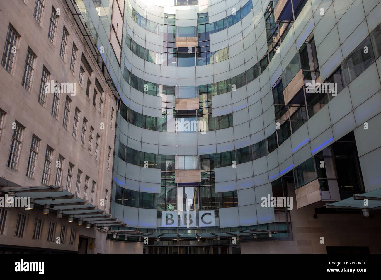 London, England, Großbritannien. 12. März 2023. Das BBC New Broadcasting House in London wird als die Unparteilichkeit des britischen Fernsehsenders in der Öffentlichkeit diskutiert, nachdem der Fußballkommentator wegen eines Tweets, in dem die Flüchtlingspolitik der Regierung kritisiert wird, suspendiert wurde. (Kreditbild: © Tayfun Salci/ZUMA Press Wire) NUR REDAKTIONELLE VERWENDUNG! Nicht für den kommerziellen GEBRAUCH! Stockfoto