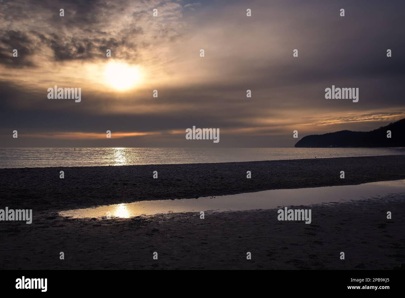 Meereslandschaft am Morgen. Sonnenaufgang am Strand an der polnischen Ostsee. Stockfoto