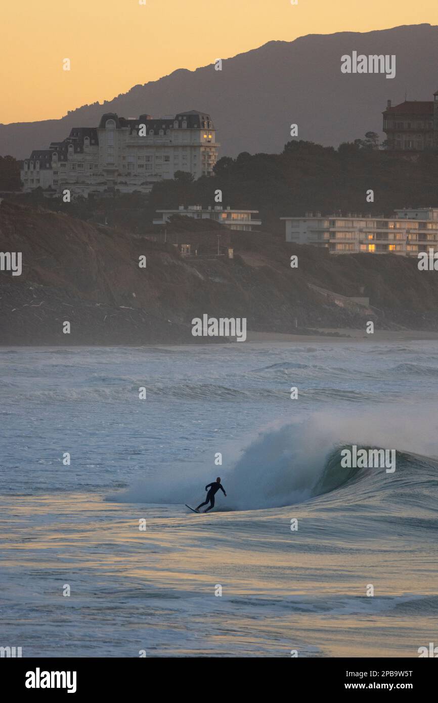 Surfer bei Sonnenuntergang auf dem Côte des Basques - Biarritz, Frankreich Stockfoto