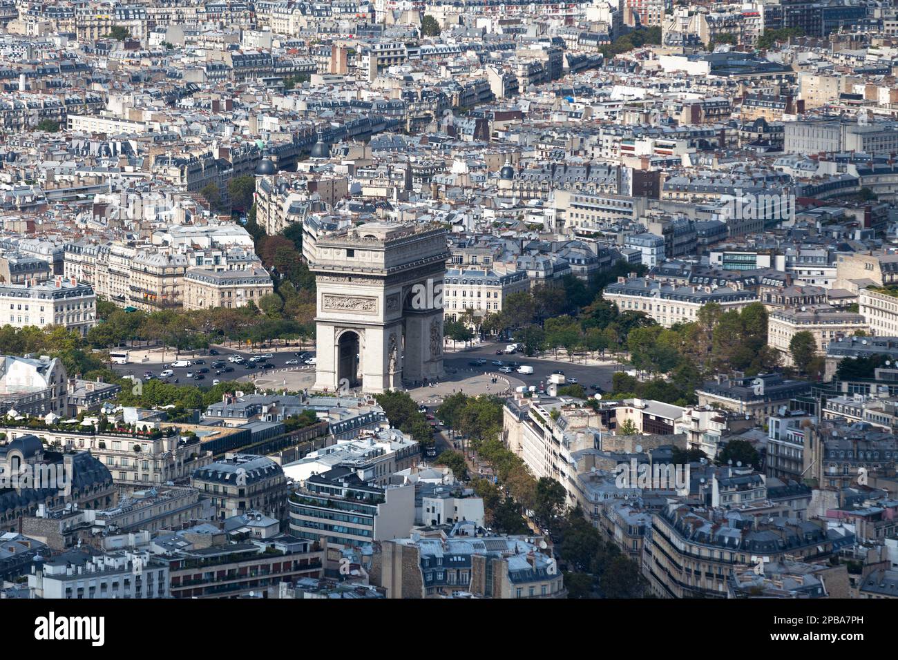 Paris, Frankreich - September 01 2016: Blick aus der Vogelperspektive auf den Triumphbogen mit dem Rücken, den Turm der Kirche Sainte-Odile. Stockfoto
