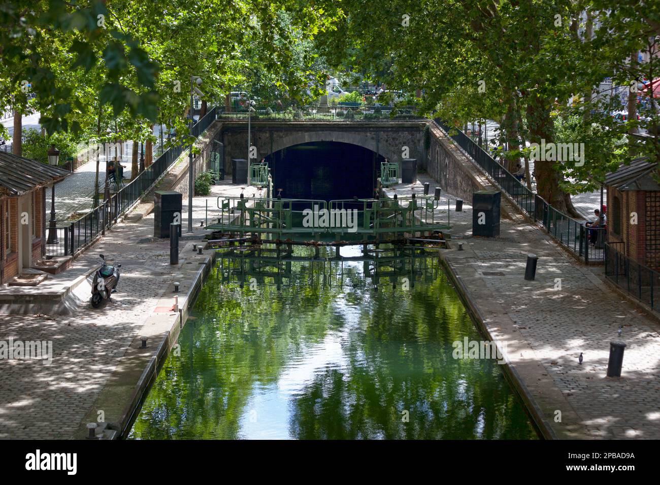 Paris, Frankreich - Juli 17 2017: Der Canal Saint-Martin ist ein 4,5 km langer Kanal in Paris. Es verbindet den Canal de l'Ourcq mit der seine und verläuft ununterbrochen Stockfoto