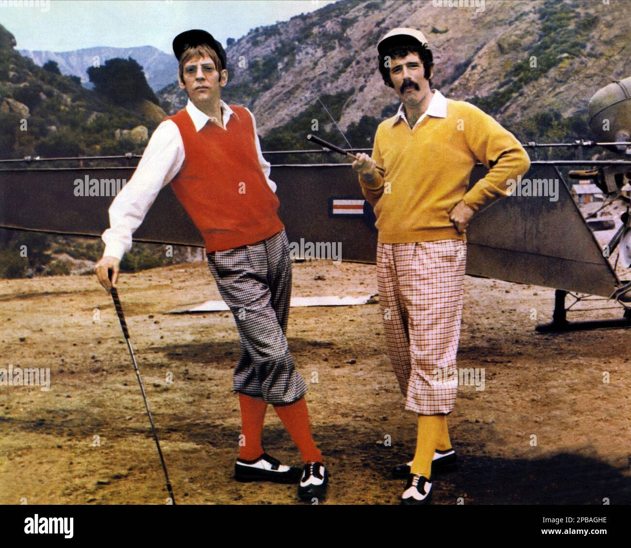 Elliott Gould & Donald Sutherland Film: Mash; M*A*S*H (USA 1970) Charaktere: Capt. John Francis Xavier 'Trapper' McIntyre & Capt. Benjamin Franklin 'Hawkeye' Pierce Regie: Robert Altman 25 January 1970 **WARNUNG** Dieses Foto ist nur für den redaktionellen Gebrauch bestimmt und unterliegt dem Copyright von 20. CENTURY FOX und/oder des Fotografen, der von der Film- oder Produktionsfirma beauftragt wurde, und kann nur durch Publikationen im Zusammenhang mit der Bewerbung des oben genannten Films reproduziert werden. Eine obligatorische Gutschrift an 20. CENTURY FOX ist erforderlich. Der Fotograf sollte auch bei Bekanntwerden des Fotos gutgeschrieben werden. Keine kommerzielle Nutzung kann Gran sein Stockfoto
