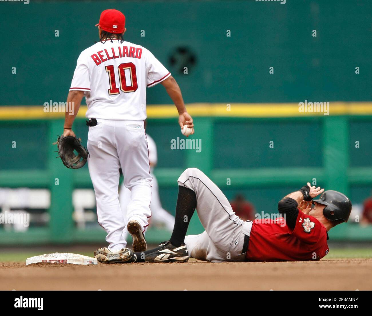 Houston Astros Hunter Pence, right, looks up after being forced out at second by Washington Nationals second baseman Ronnie Belliard (10) on a grounder by Carlos Lee in the sixth inning of their Major League Baseball game at RFK Stadium Wednesday, July 18, 2007,in Washington. (AP Photo/Gerald Herbert) Stockfoto